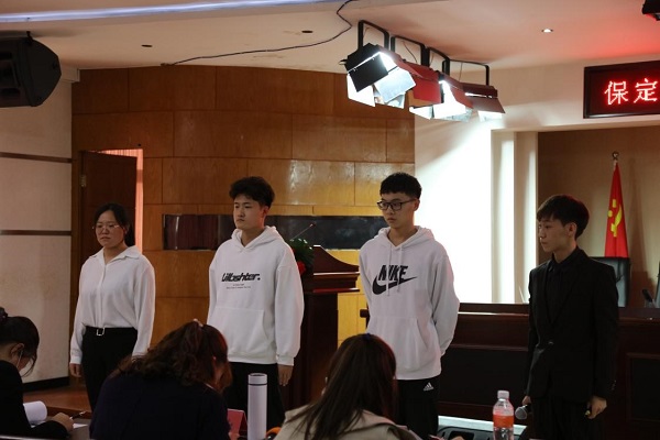 2022年3月26日14点，第十二届全国大学生电子商务“创新、创意及创业”挑战赛bat365官方官网校赛决赛在一教211报告厅顺利举行。
