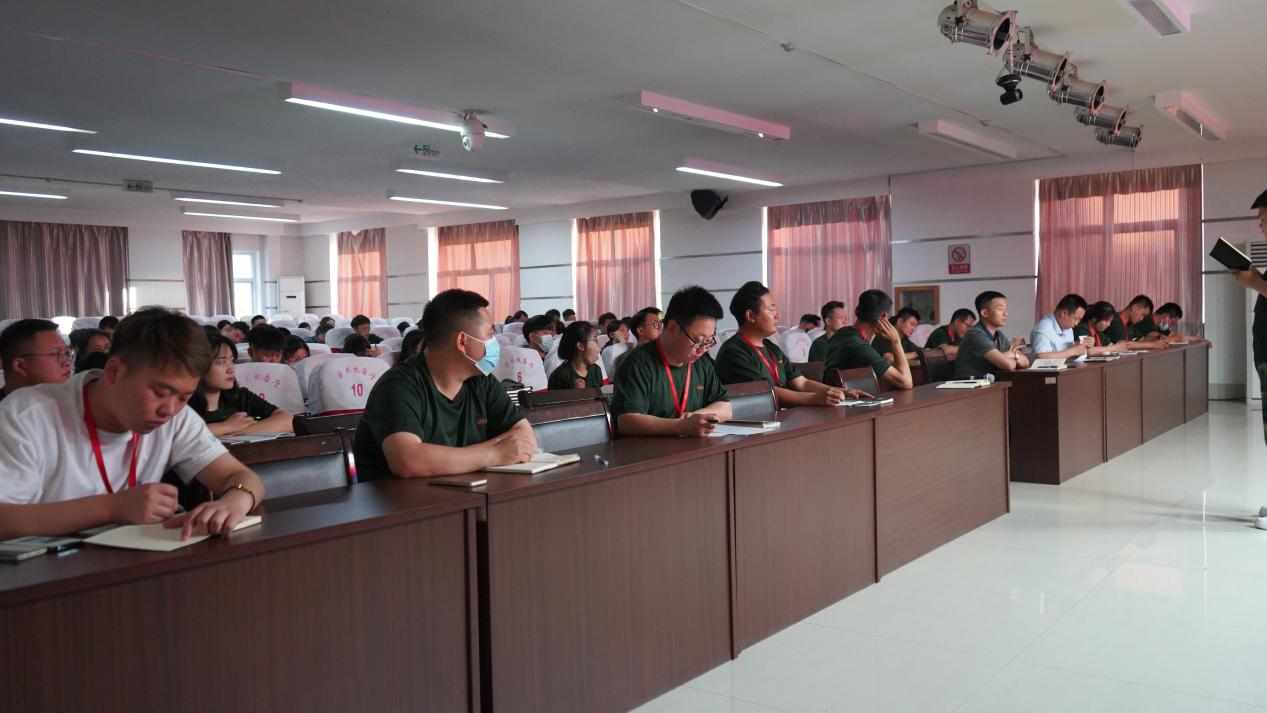 bat365官方官网召开学期末学生工作例会