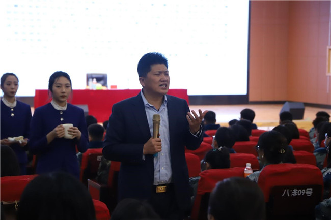 珍爱生命创未来——董事长周虎震为bat365师生作报告