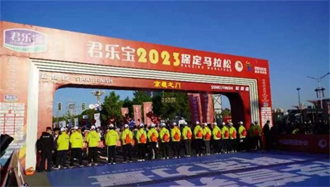 bat365官方官网学生圆满完成2023保定马拉松志愿服务工作