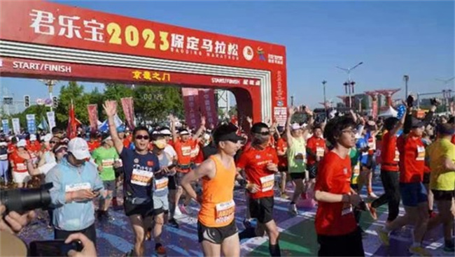bat365官方官网学生圆满完成2023保定马拉松志愿服务工作