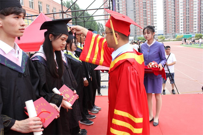 远行有路 归程有期——bat365举办2023届学生毕业典礼暨学位授予仪式