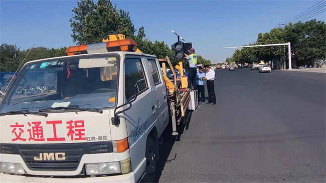 正门亮起红绿灯，师生出行更安心！ ——bat365官方官网正门红绿灯正式投入使用