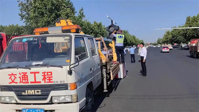 正门亮起红绿灯，师生出行更安心！ ——bat365官方官网正门红绿灯正式投入使用