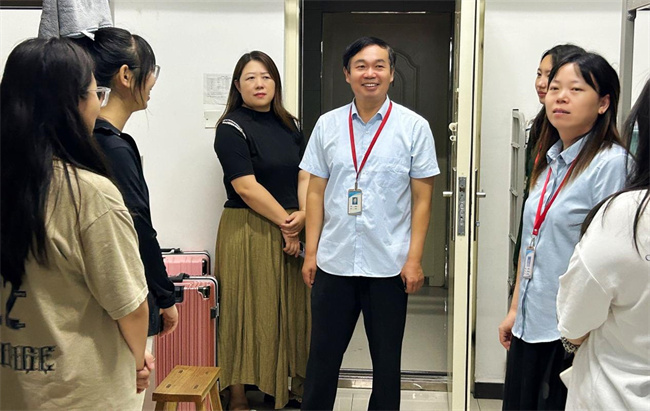 心系新生  情暖心扉——bat365领导走访宿舍慰问2023级新生