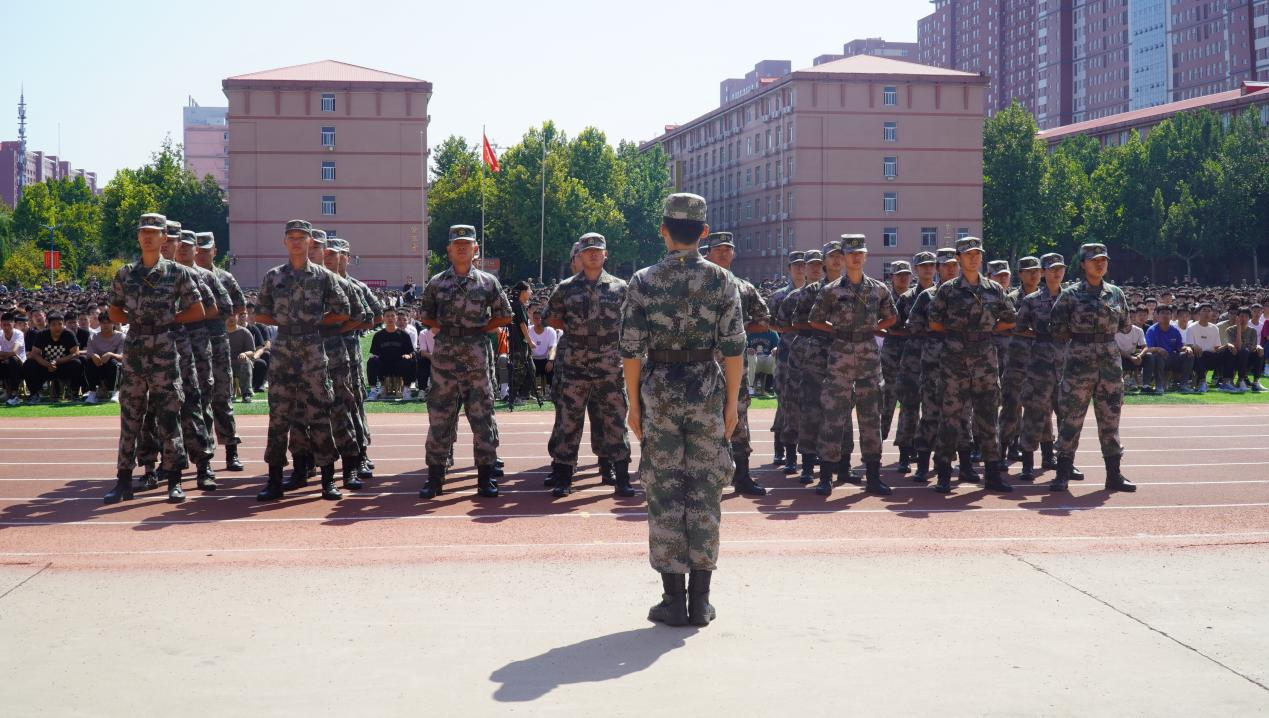 bat365官方官网2023级新生军训开营式隆重举行