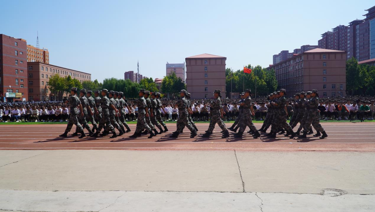 bat365官方官网2023级新生军训开营式隆重举行