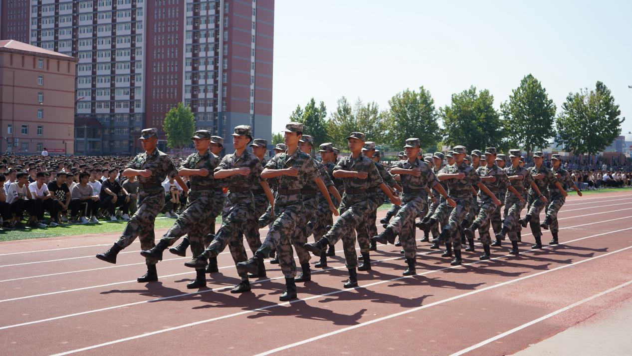 bat365官方官网2023级新生军训开营式隆重举行