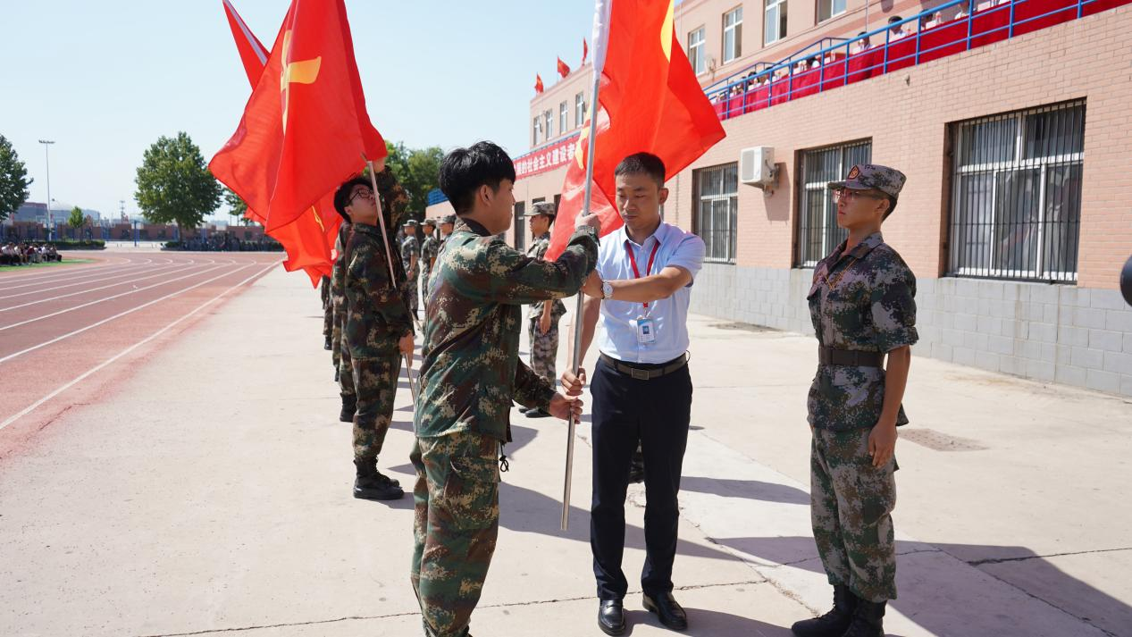 bat365官方官网2023级新生军训开营式隆重举行