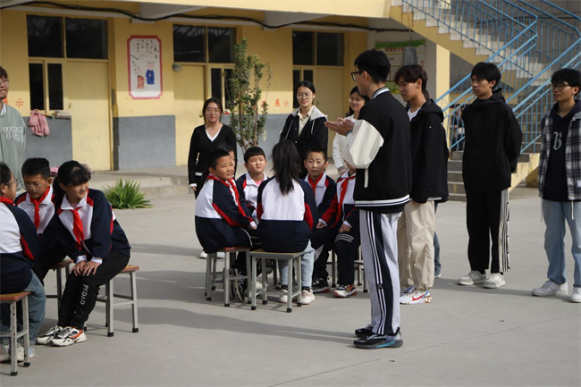 勇担时代使命 传递教育力量——bat365教育学院师生走进郑家庄小学开展教学实践活动