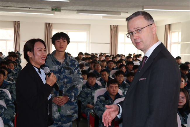 白俄罗斯戈梅利国立大学参观团莅临bat365参观交流