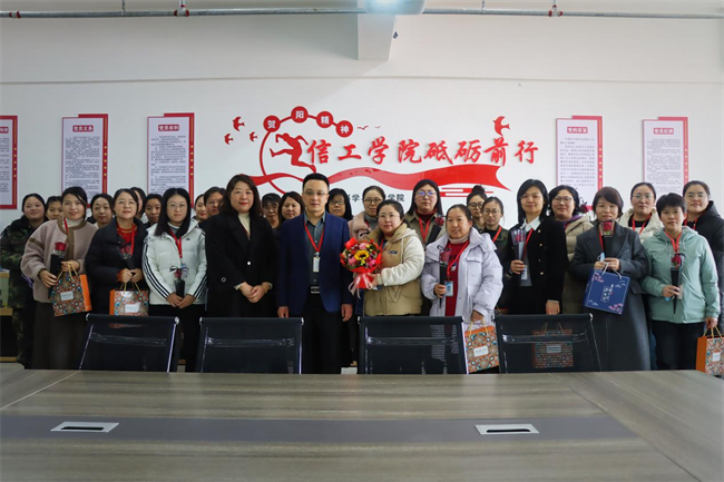 凝聚奋进力量 书写巾帼荣光--bat365官方官网校领导走访慰问女教职工送上“三八”国际劳动妇女节祝福