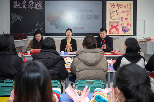 凝聚奋进力量 书写巾帼荣光--bat365官方官网校领导走访慰问女教职工送上“三八”国际劳动妇女节祝福