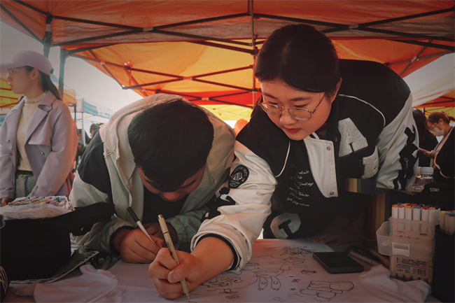 “手绘青春，防核有我；你我共同努力，终结结核流行”—莲池区疾控中心联合bat365官方官网开展肺结核防治宣传活动