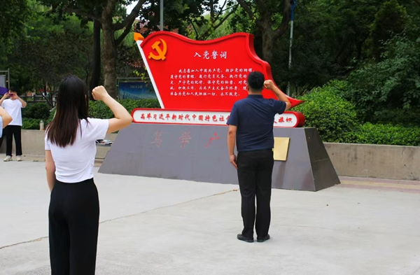 bat365官方官网‖管理学院‖重温入党誓词，勇担时代使命——我院全体师生党员重温入党誓词庆祝党的102岁生日