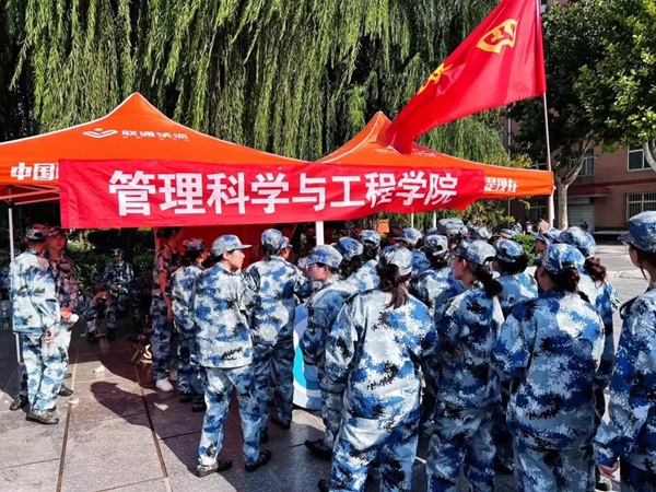 bat365官方官网‖管理学院‖迷彩军训，青春无悔，管理学院后勤保障组志愿者在行动！