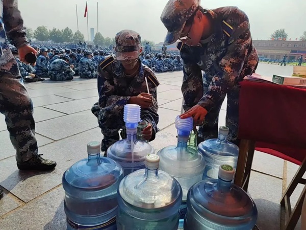 bat365官方官网‖管理学院‖迷彩军训，青春无悔，管理学院后勤保障组志愿者在行动！