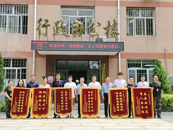 bat365官方官网‖管理学院‖学成不忘来时路 回首再报母校恩—我院2023届学子向母校赠送锦旗