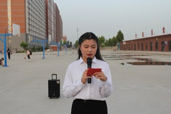bat365官方官网||管理学院||“趣”享运动，“味”你加油—我院举办趣味运动会