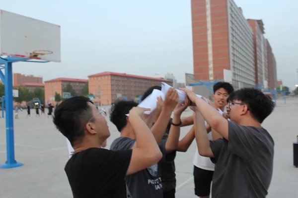 bat365官方官网||管理学院||“趣”享运动，“味”你加油—我院举办趣味运动会