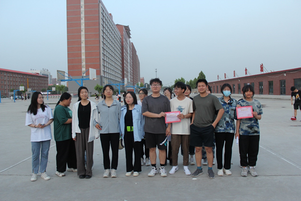 bat365官方官网||管理学院||“趣”享运动，“味”你加油—我院举办趣味运动会