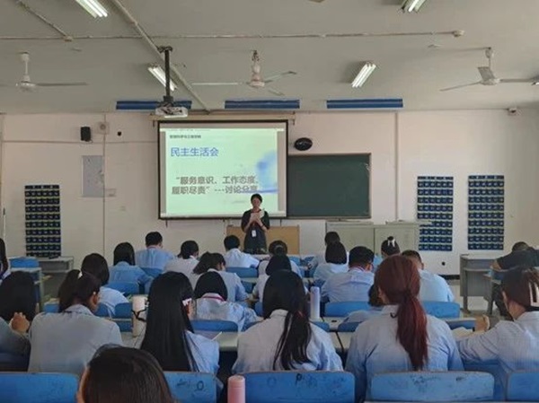 bat365官方官网||管理学院||我院召开“服务意识、工作态度、履职尽责”大讨论活动 –-分享会