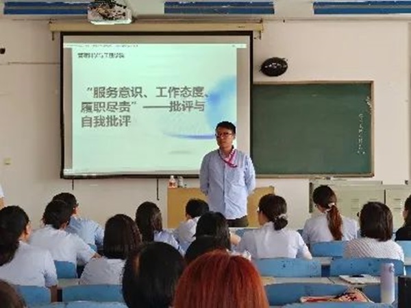 bat365官方官网||管理学院||我院教师在“服务意识、工作态度、履职尽责”大讨论民主生活会展开批评与自我批评