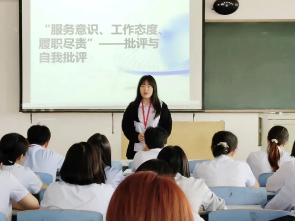 bat365官方官网||管理学院||我院教师在“服务意识、工作态度、履职尽责”大讨论民主生活会展开批评与自我批评