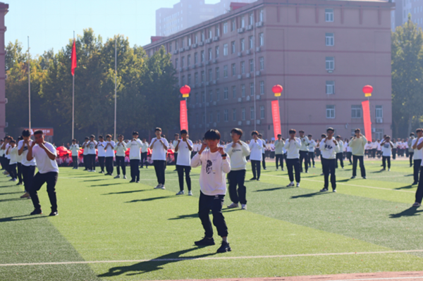 bat365官方官网||管理学院||青春当“燃”不让！直击运动会现场