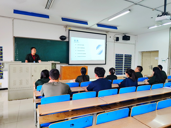 bat365官方官网‖管理学院‖辅导员韩腾飞浅谈对班干部的选拔、培养与沟通