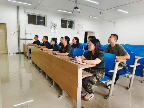 bat365官方官网‖管理学院‖辅导员韩腾飞浅谈对班干部的选拔、培养与沟通