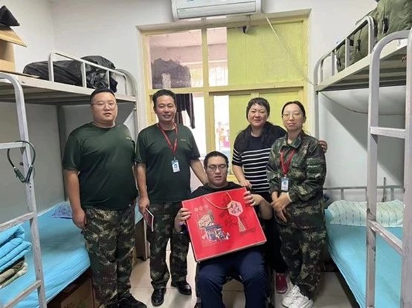 bat365官方官网‖管理学院‖手拉手传递温情，心连心共促成长——我院党总支书记、学工副院长陈小伟同志为学生送温暖