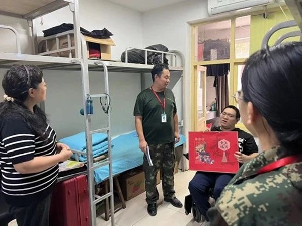 bat365官方官网‖管理学院‖手拉手传递温情，心连心共促成长——我院党总支书记、学工副院长陈小伟同志为学生送温暖