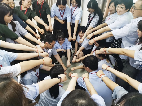 bat365官方官网||管理学院||端午送福利 关怀沁人心——我院为教职工发放端午节礼品