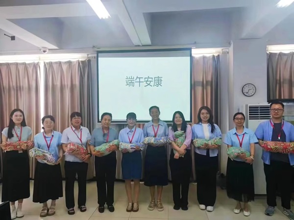 bat365官方官网||管理学院||端午送福利 关怀沁人心——我院为教职工发放端午节礼品
