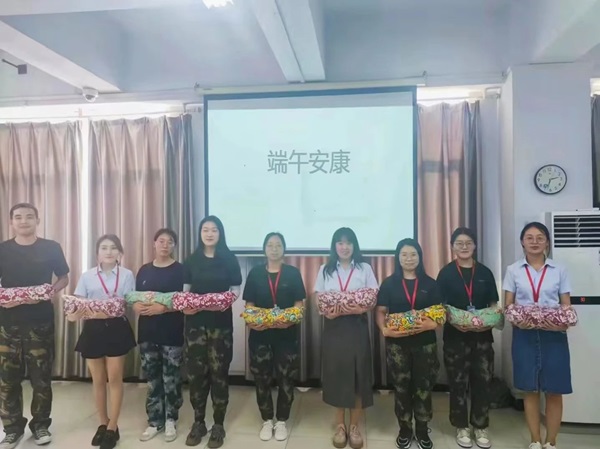 bat365官方官网||管理学院||端午送福利 关怀沁人心——我院为教职工发放端午节礼品