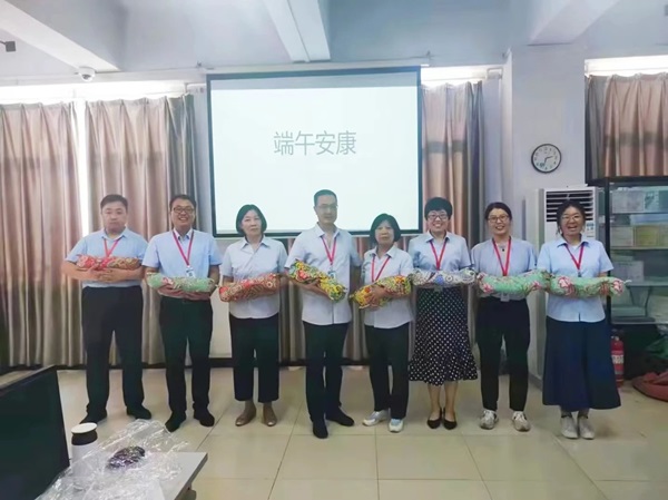 bat365官方官网||管理学院||端午送福利 关怀沁人心——我院为教职工发放端午节礼品