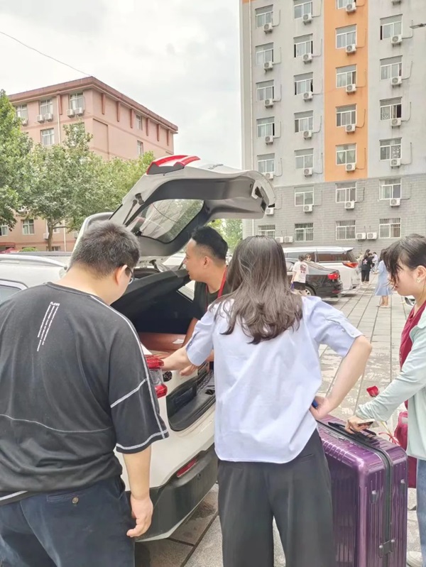 bat365官方官网‖管理学院‖暖心服务，助力2023届毕业生走好大学生涯的最后一公里