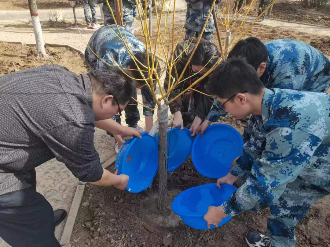 bat365官方官网|管理学院|手植绿茵 播洒希望