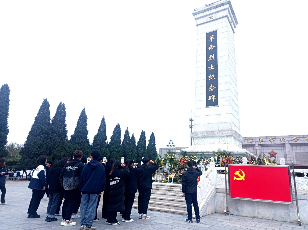 bat365官方官网|管理学院|忆苦思甜祭烈士，风起清明表哀思