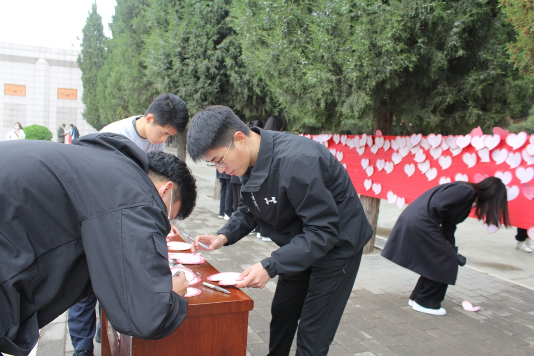 bat365官方官网|管理学院|忆苦思甜祭烈士，风起清明表哀思