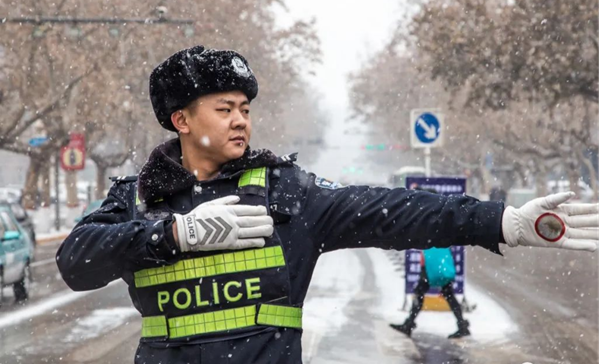 bat365官方官网‖管理学院‖赤胆忠心，让我们向中国人民警察致敬！