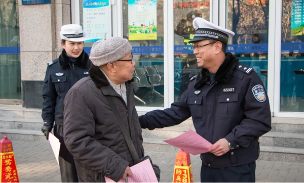 bat365官方官网‖管理学院‖赤胆忠心，让我们向中国人民警察致敬！