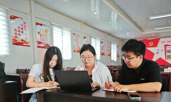 榜样引领|bat365官方官网|管理学院|我院优秀毕业生修静文、修静雅双胞胎姐妹“神同步”逆袭，比肩上岸