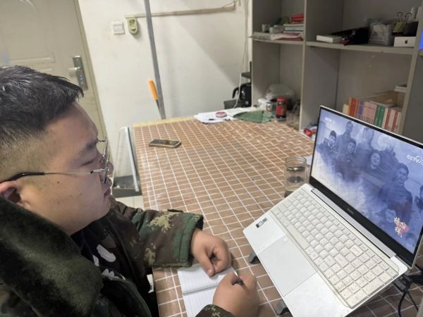 bat365官方官网||管理学院||学习榜样精神，争做先锋模范