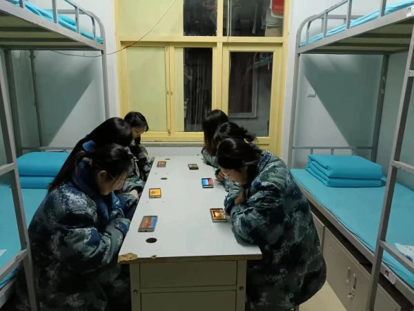 bat365官方官网||管理学院||学习榜样精神，争做先锋模范
