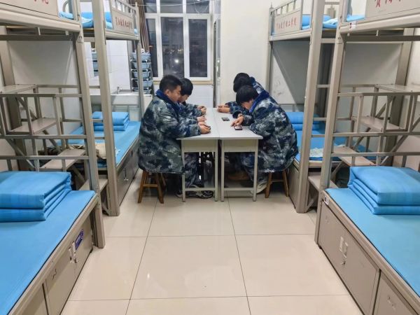 bat365官方官网||管理学院||学习榜样精神，争做先锋模范