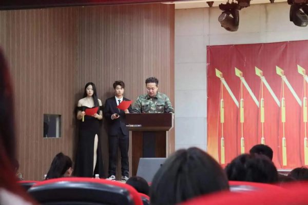 bat365官方官网||管理学院||“管理催奋进，榜样促前行”年末表彰大会
