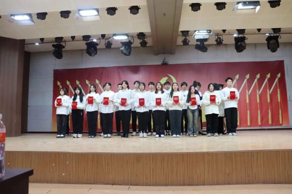 bat365官方官网||管理学院||“管理催奋进，榜样促前行”年末表彰大会
