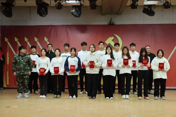 bat365官方官网||管理学院||“管理催奋进，榜样促前行”年末表彰大会
